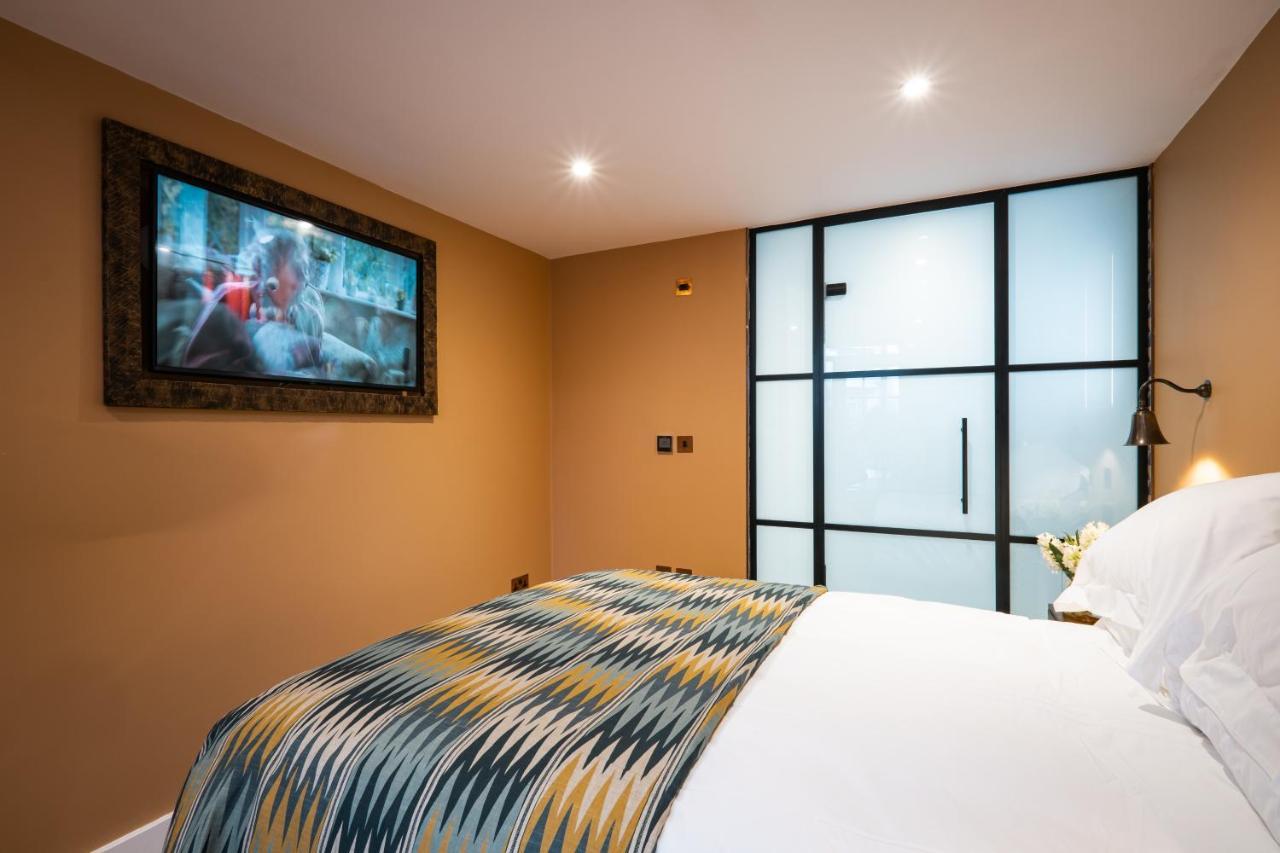 The White House Hotel Bowness-on-Windermere Exterior photo A bedroom at The Hoxton