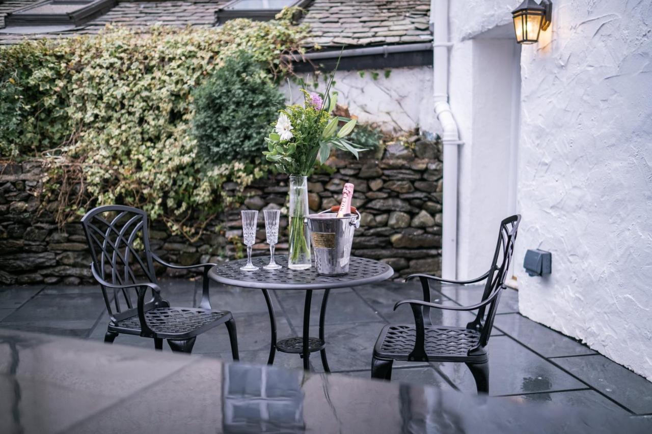 The White House Hotel Bowness-on-Windermere Exterior photo The patio at the hotel