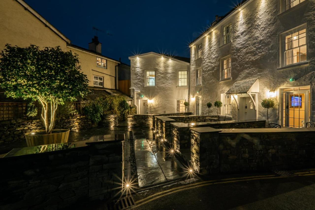 The White House Hotel Bowness-on-Windermere Exterior photo The hotel at night